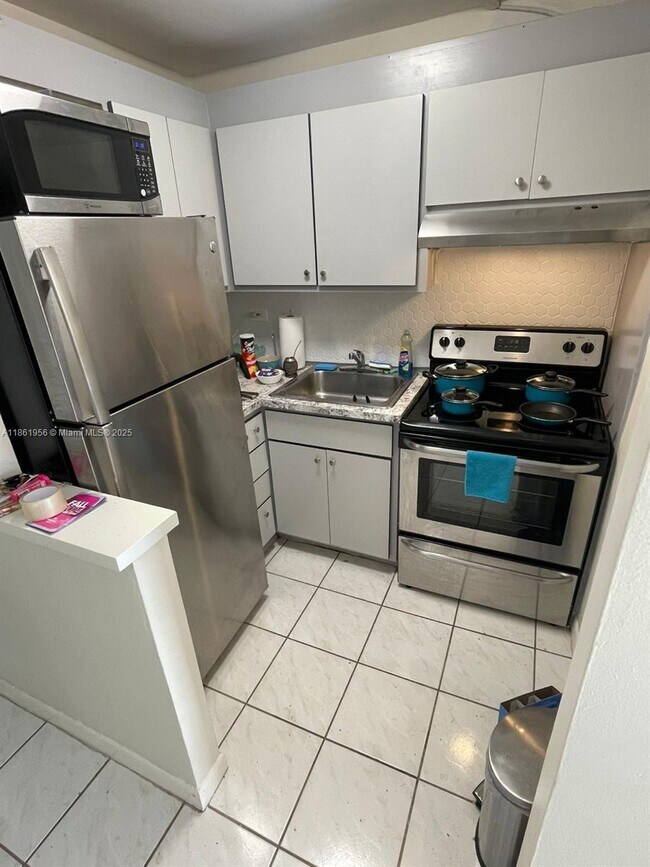Foto del edificio - 7904 West Dr
