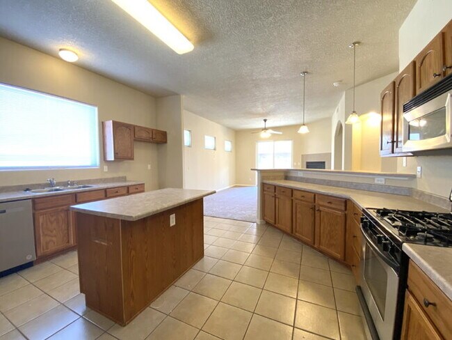 Foto del edificio - Spacious- 2 Living Rm/3BR/2Bath in Cabezon