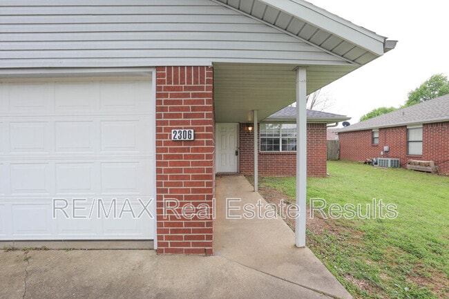 Building Photo - 2306 W Roselawn St