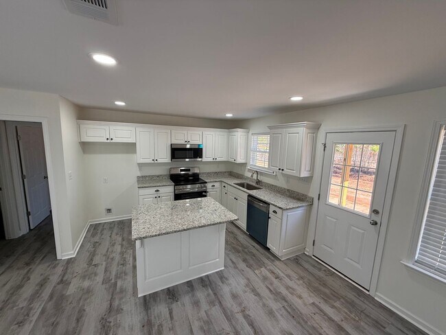 Building Photo - Great Location!!!