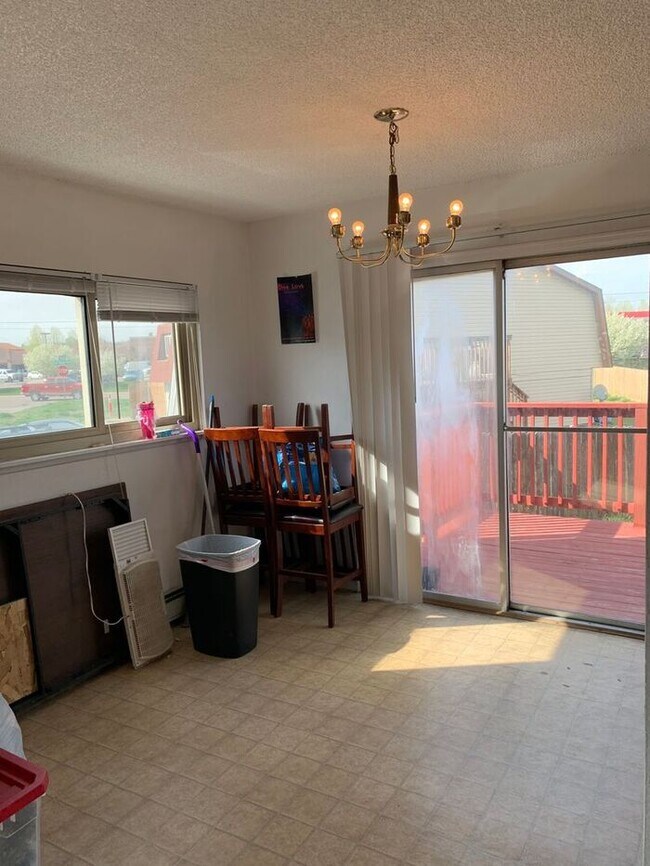 Building Photo - Second level 2 bed, 1 bath apartment in Ch...