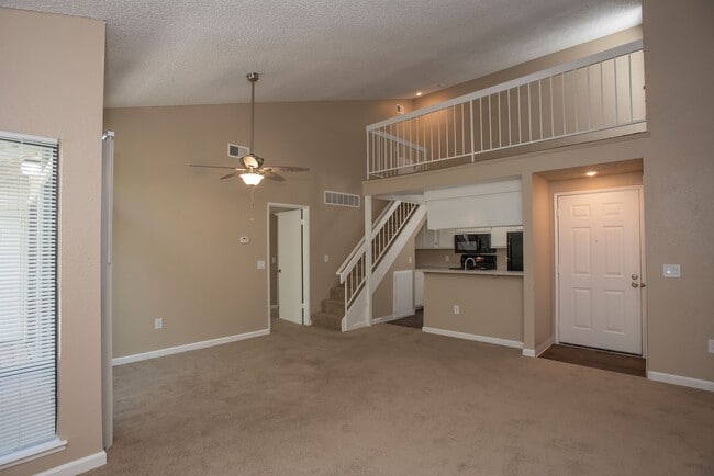 Living area - Huntcliffe Apartments