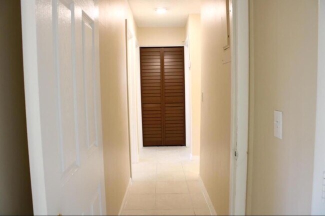 Foto del edificio - 2481 NW 1st St