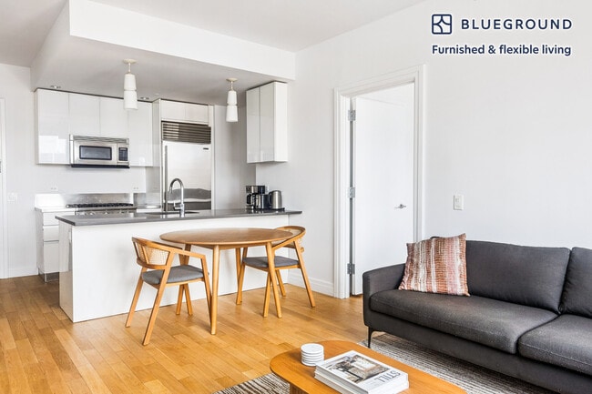 Building Photo - 550 W 54th St