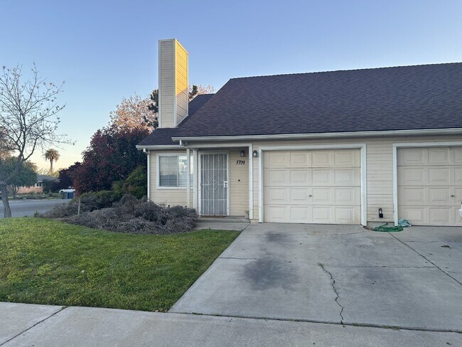 Building Photo - Two Bedroom Duplex Available Now!