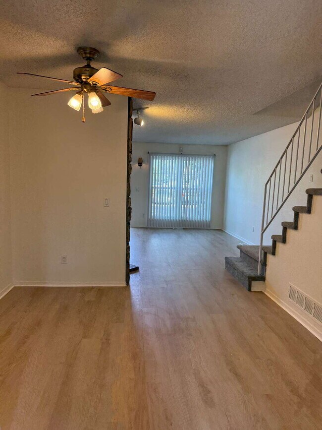 Foto del edificio - Cozy 2 Bed, 1.5 Bath Townhouse with Fireplace + Community Pool + Reserved Parking Space!