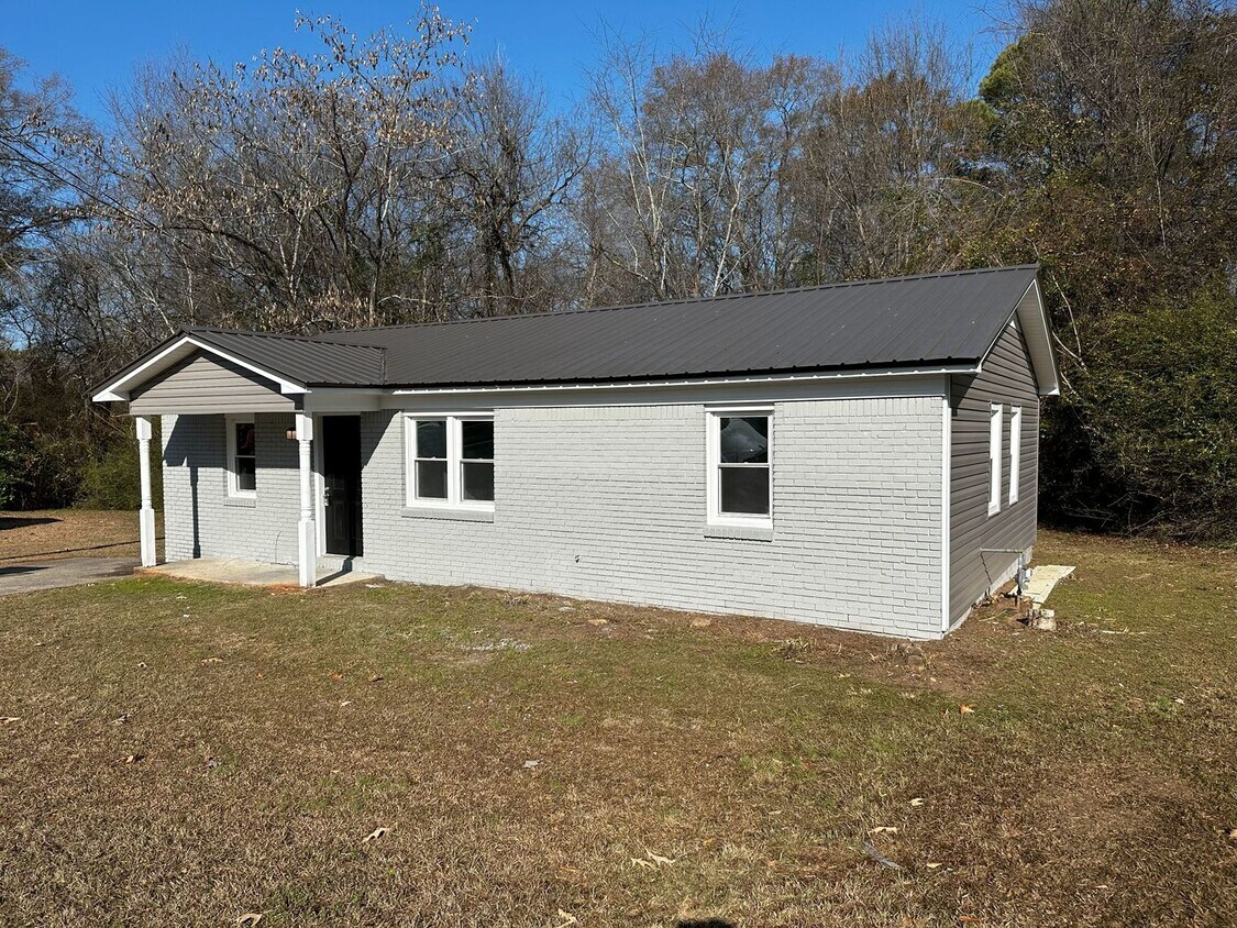 Primary Photo - Charming 3 Bedroom, 1 Bath Home on quiet C...