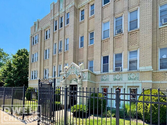 Building Photo - 2606 N Kimball Ave
