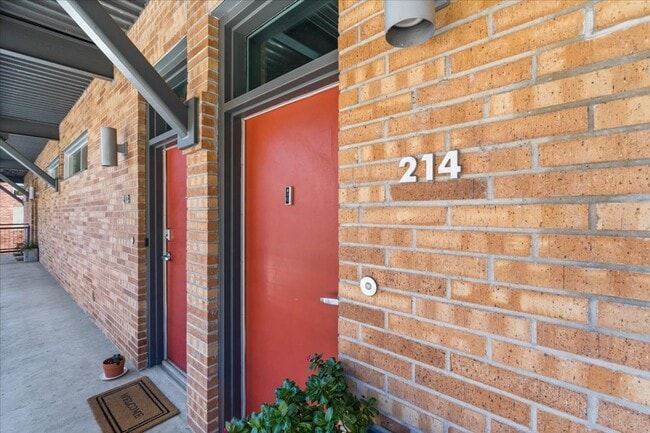 Building Photo - Modern 1 Bedroom, 1 Bath Condo Near Downto...