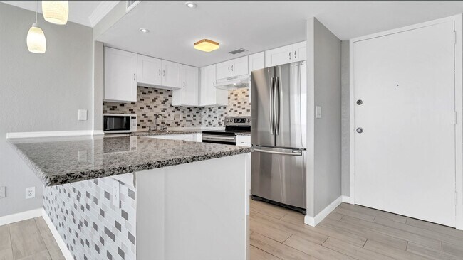 Foto del edificio - Beautiful 6th floor 2BR/2BA Bayshore Tower...