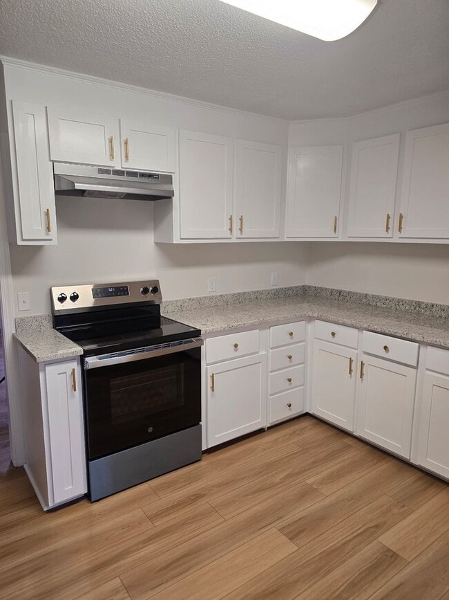 Foto del edificio - Renovated Home 3 bedroom 1.5 bath with new privacy wooden fence