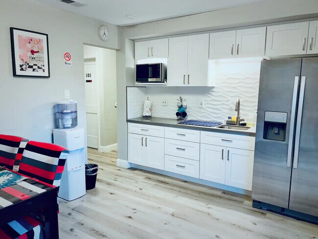 Cocina pequeña - 1495 Kavanaugh Dr