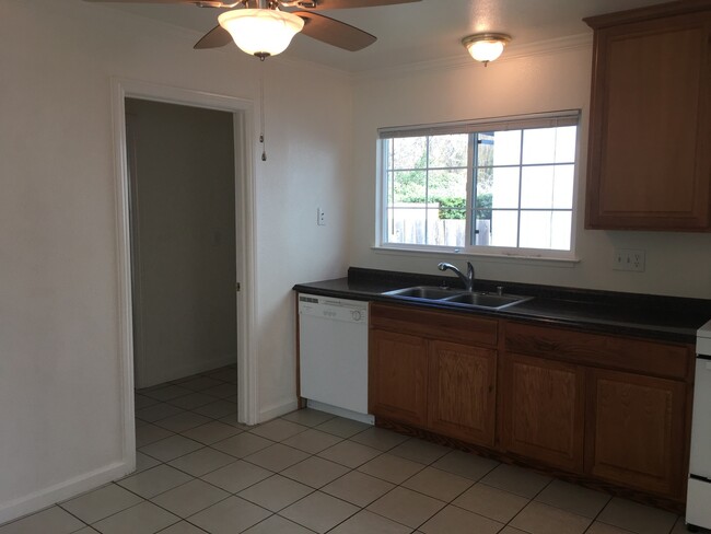 Foto del edificio - 4 bedroom 2 Bath House with 2 car garage i...