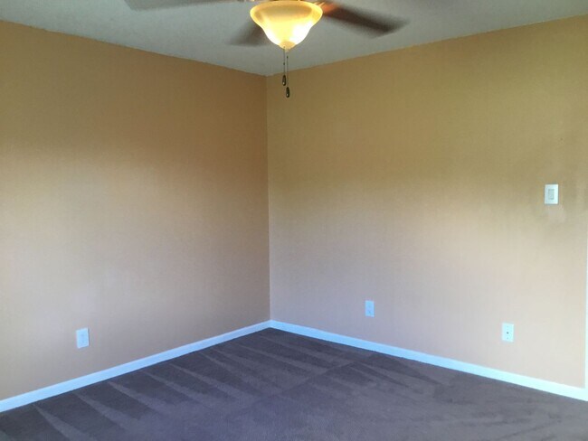 Foto del edificio - 486 Willowspring Ln