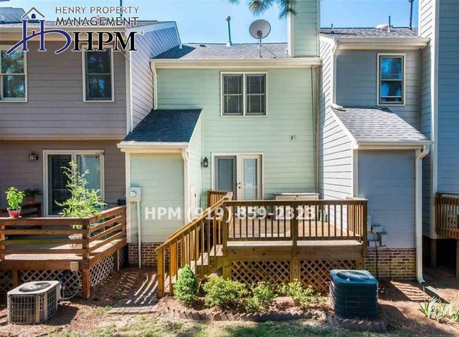 Building Photo - 2 Bedroom Townhouse in Oak Park West