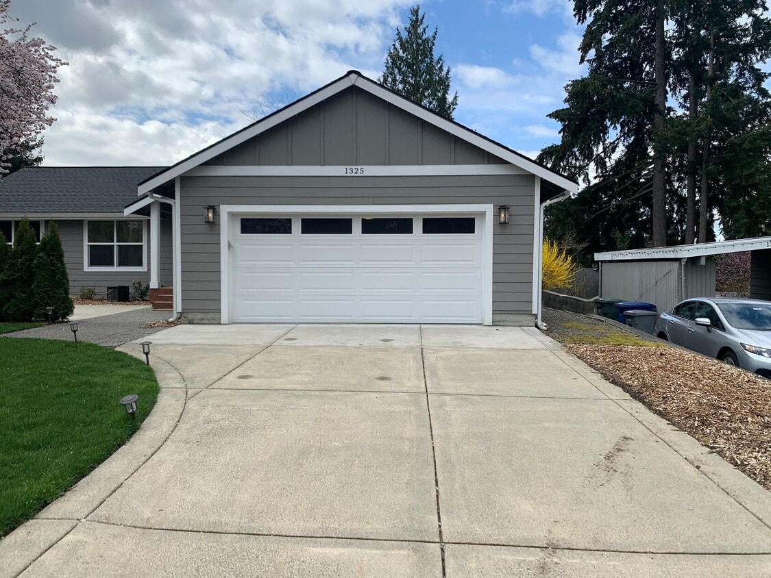 Primary Photo - Completely Renovated 4 Bed, 3 bath Bellevu...