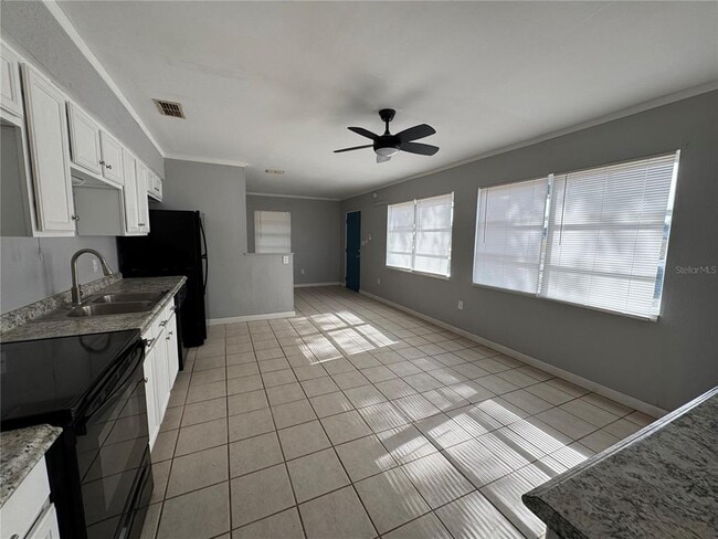 Building Photo - 218 W 4th St