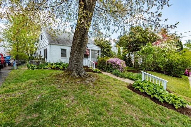 Foto del edificio - Lovely and Updated 4 Bedroom 2 Bath Cape C...