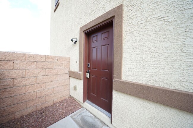 Building Photo - SHOWINGS AVAILABLE NOW