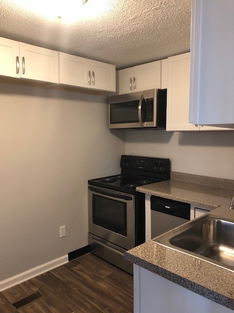 Building Photo - One Bedroom House with a study right off o...