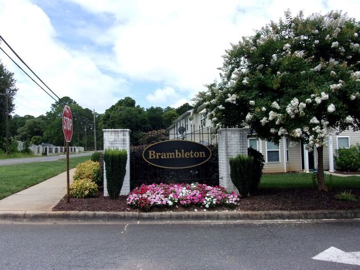 Foto principal - Beautiful 3 Bedroom 2 1/2 Bath End Unit To...