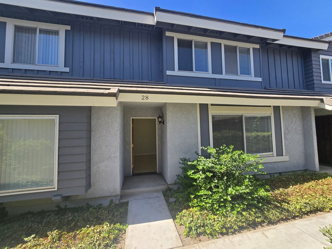 Foto principal - Beautifully renovated 3 Bed, 2 Bath condo!