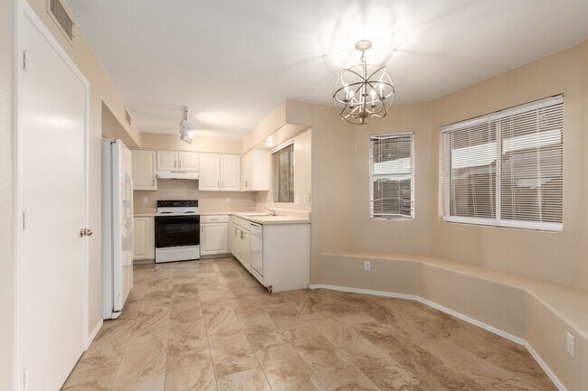 Building Photo - Large 4 bed 2.5 bath home with no HOA!