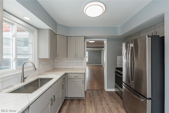 Foto del edificio - 2539 Warrensville Center Rd