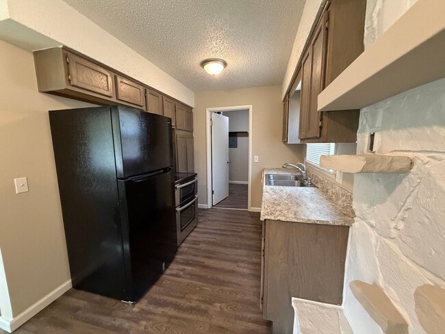 Building Photo - Beautiful 3 bed with tons of charm!