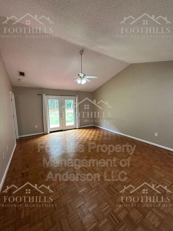 Foto del edificio - 1419 Oak Hill Dr