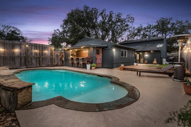 Área de cabañas por la noche - 5885 Woodway Dr