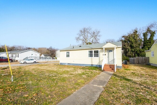 Building Photo - 3 Bed 1 Bath Home for Rent in Hampton!