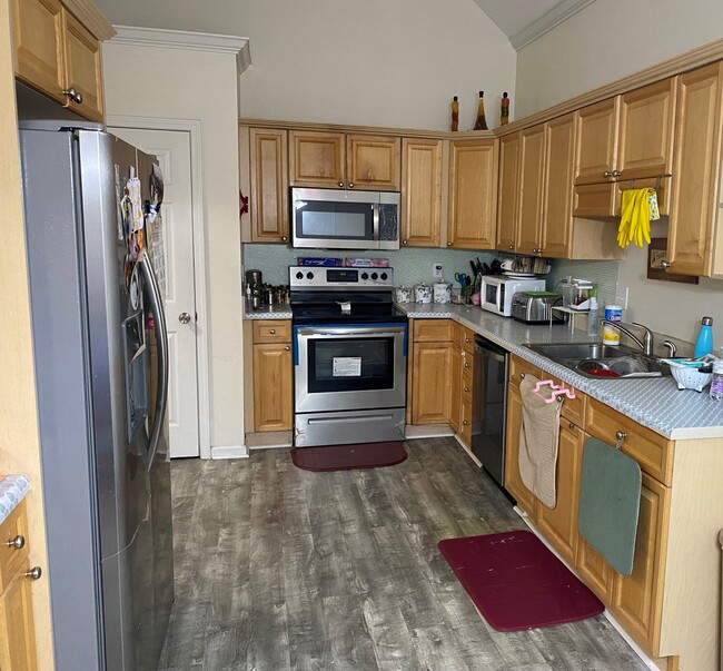 Kitchen - 145 Hayesbury Ln