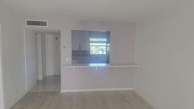 Foto del edificio - 1638 Embassy Dr