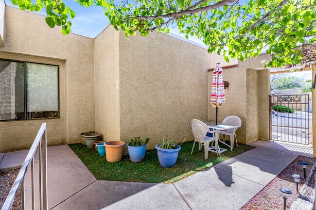 Building Photo - 10333 Camino Del Oso NE