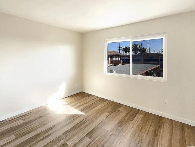 Building Photo - 1400 W Warner Ave