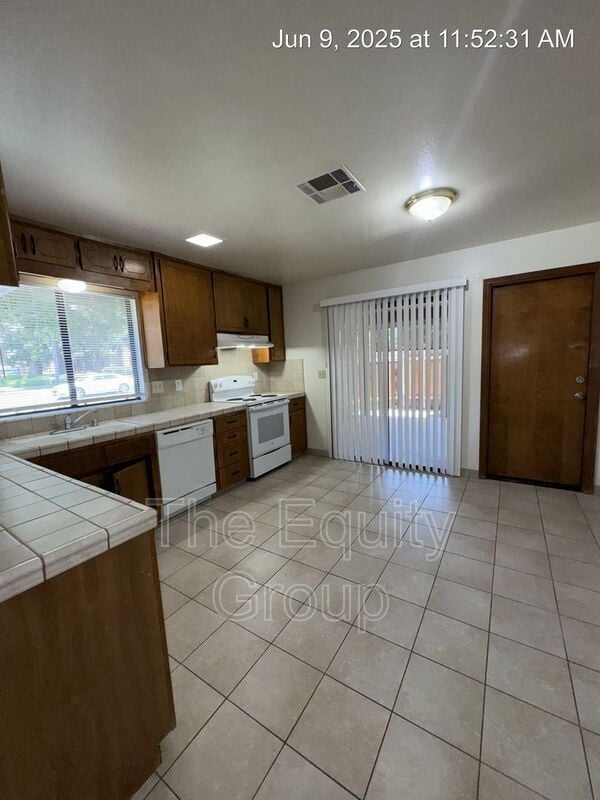 Building Photo - 4623 W Cypress Ave