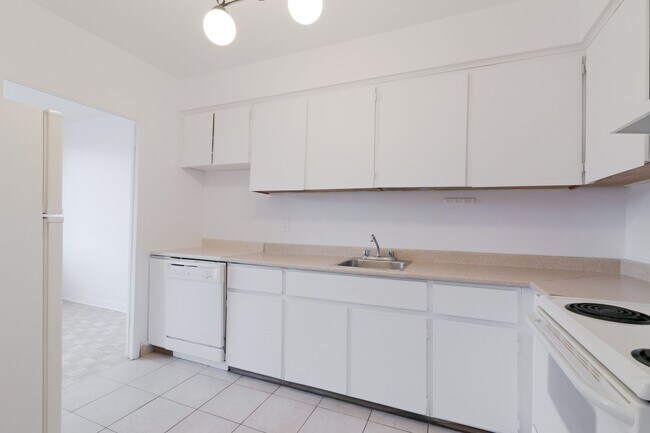 Building Photo - 900 Av. Rockland