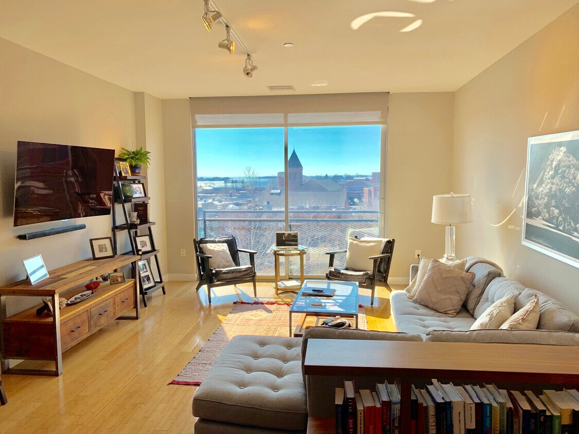 Living Room / Water Views - 33 N Water St