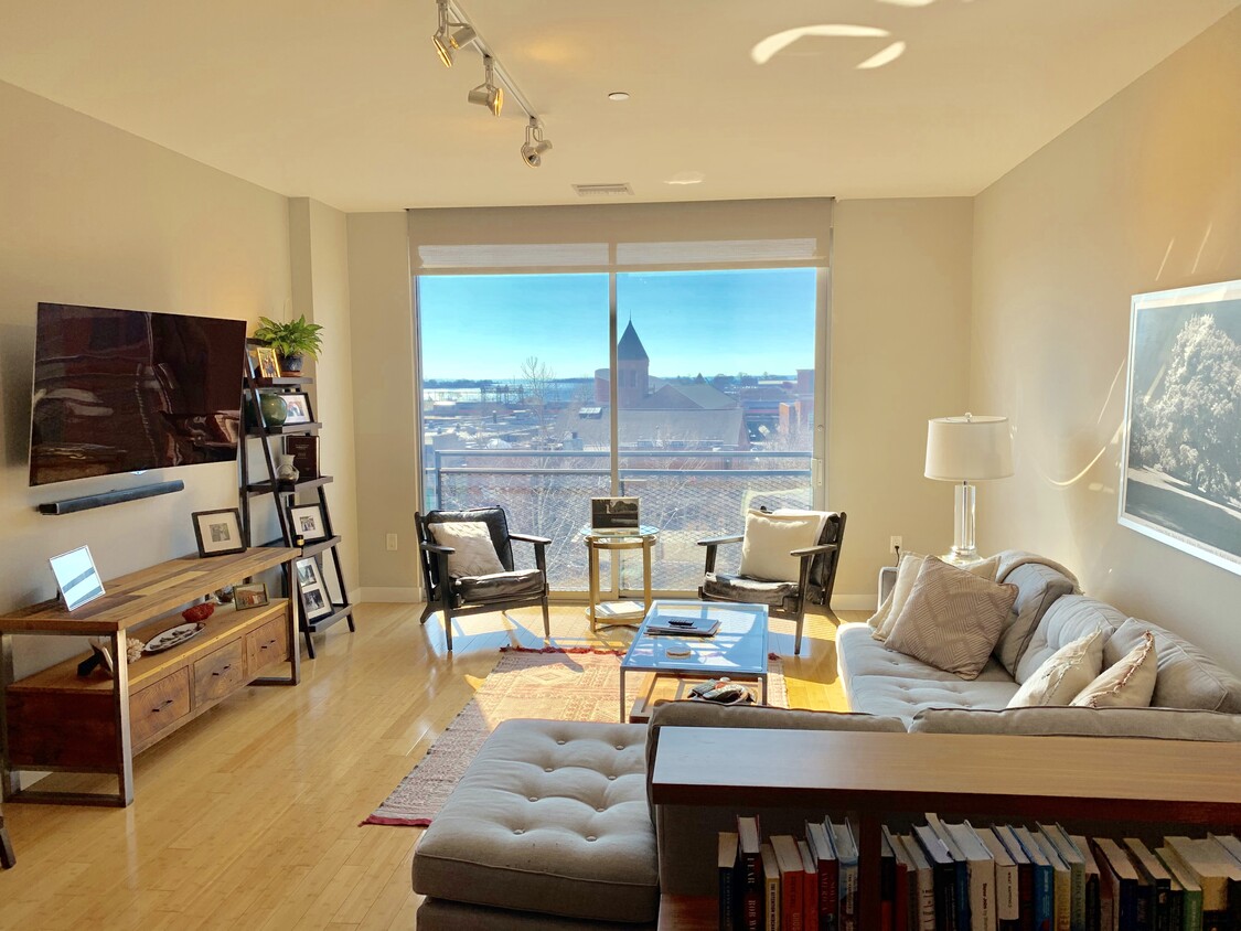 Living Room / Water Views - 33 N Water St
