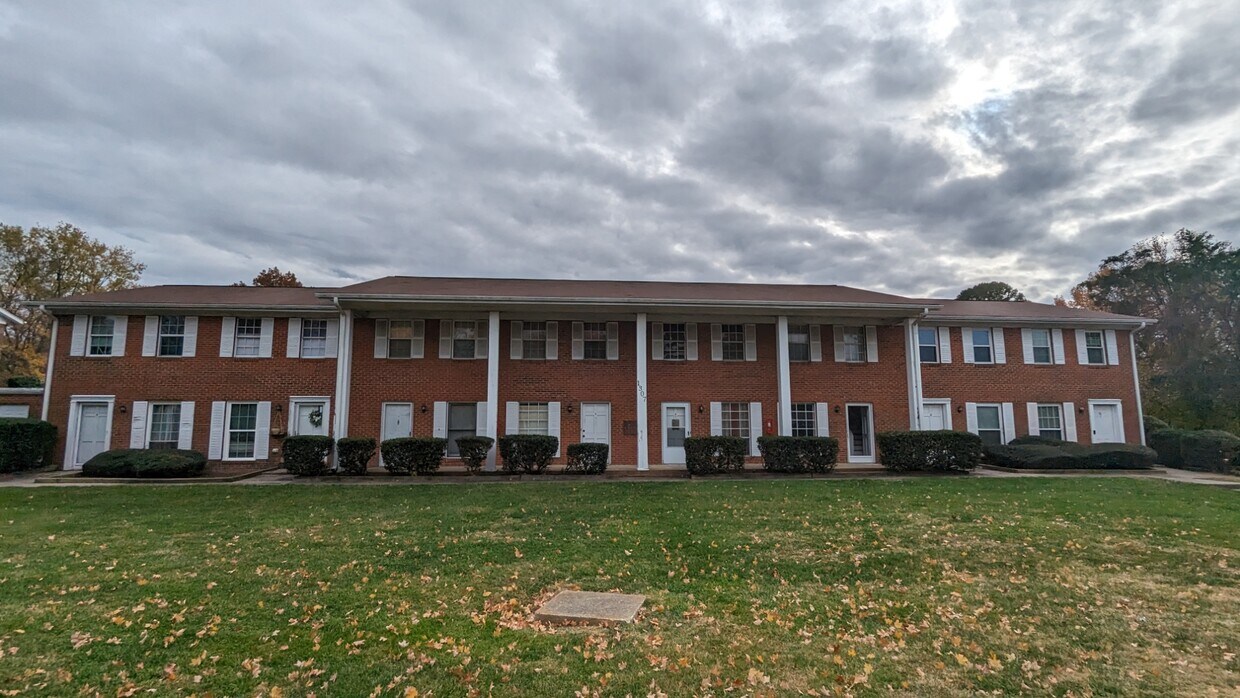 Foto principal - 1307 W Meadowview Rd
