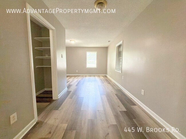 Foto del edificio - 445 W Brooks Rd