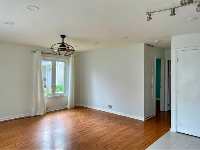 Building Photo - 1405 Cove Dr