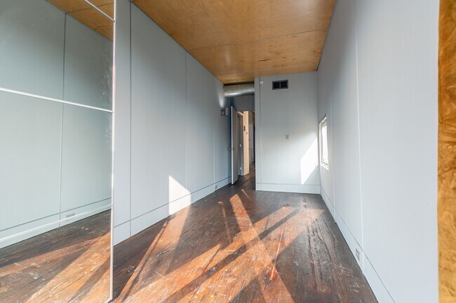 Building Photo - Full room in 6-bed/6.0-bath Home