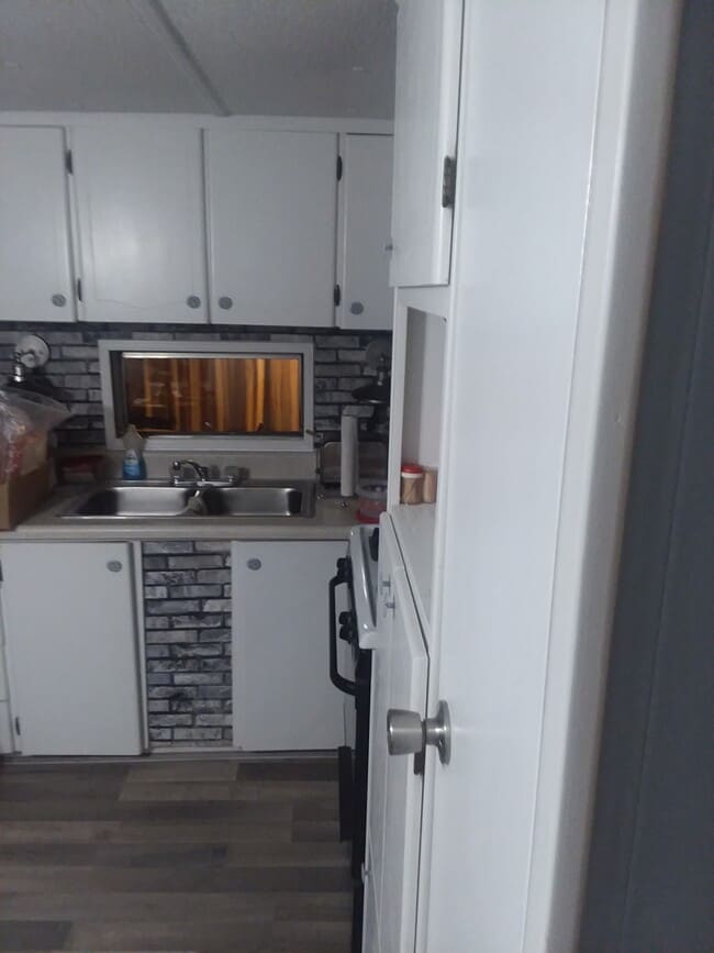 same room! - 30424 Francis St