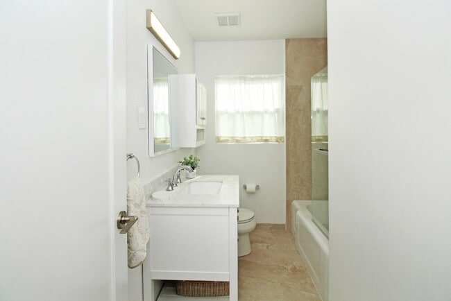 Building Photo - 221 Princeton Dr