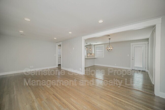 Building Photo - 413 Lynn Dr