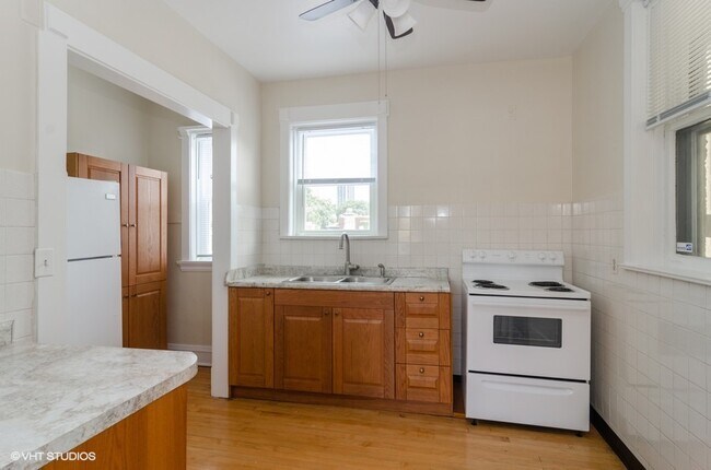 Building Photo - 1311 W Thorndale Ave