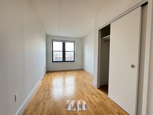 Foto del edificio - 310 Clarkson Ave