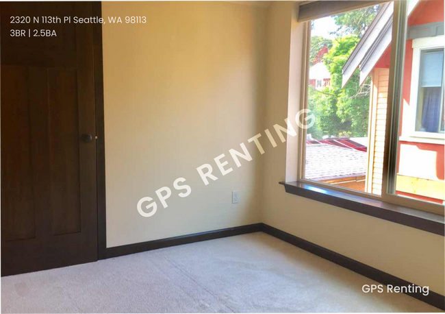 Building Photo - 3 Bed 2.5 Bath Town Home in North Seattle